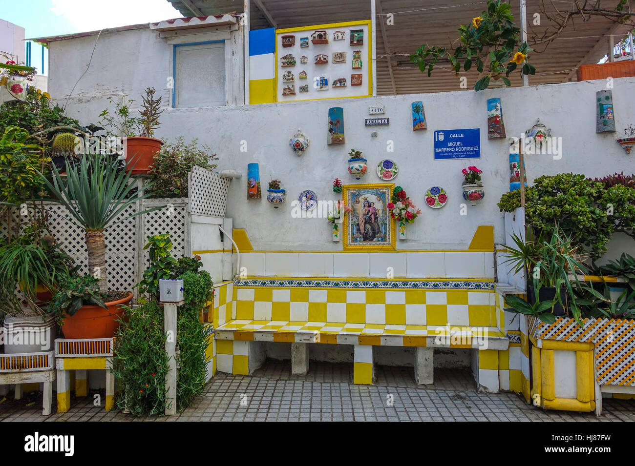 Ruhigen Ecke von Arguineguin, mit gefliesten Wand, Tafeln und Platten und Bank, Gran Canaria, Spanien Stockfoto