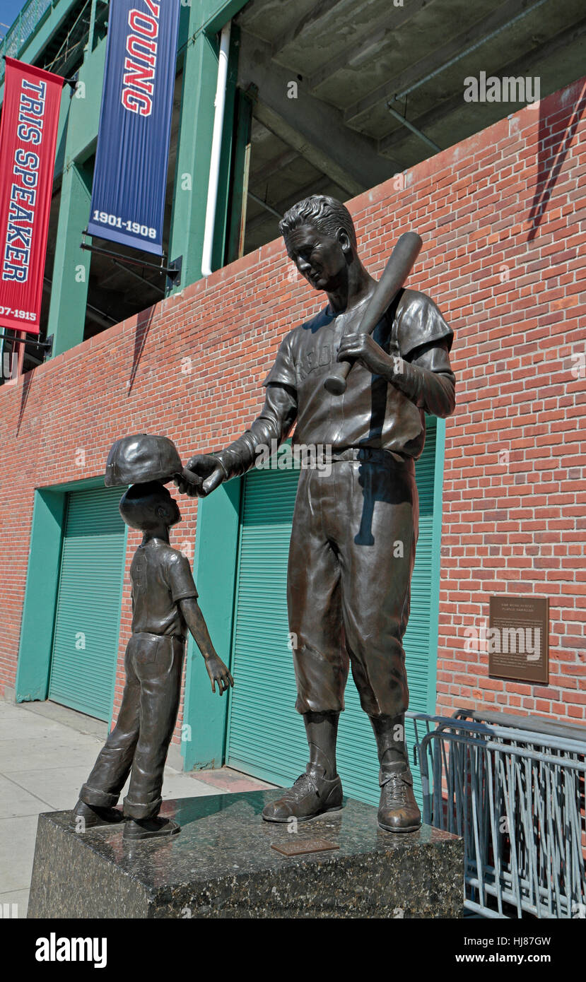 Statue von Ted Williams außerhalb der Fenway Park, Heimat der Boston Red Sox, Boston, MA, Vereinigte Staaten von Amerika. Stockfoto