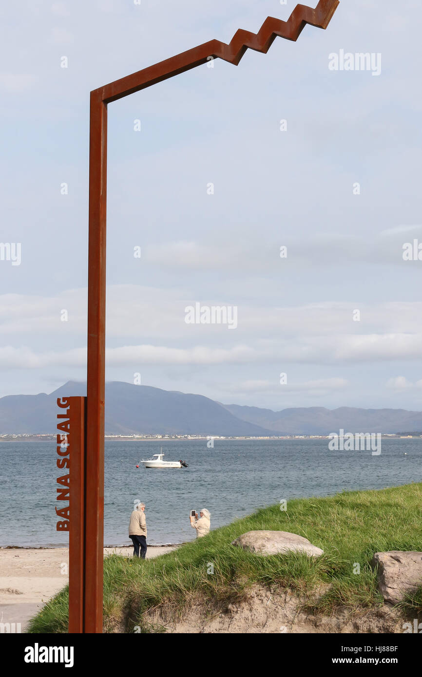 Die Wild Atlantic Way Markierung am Strand von Ballinskelligs, County Kerry, Irland. Stockfoto