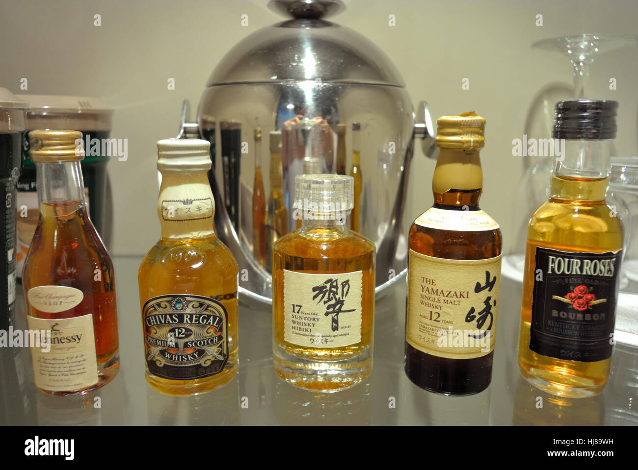 Whiskey-Aufnahmen in der Minibar des Zimmers, Fukuoka JP Stockfoto