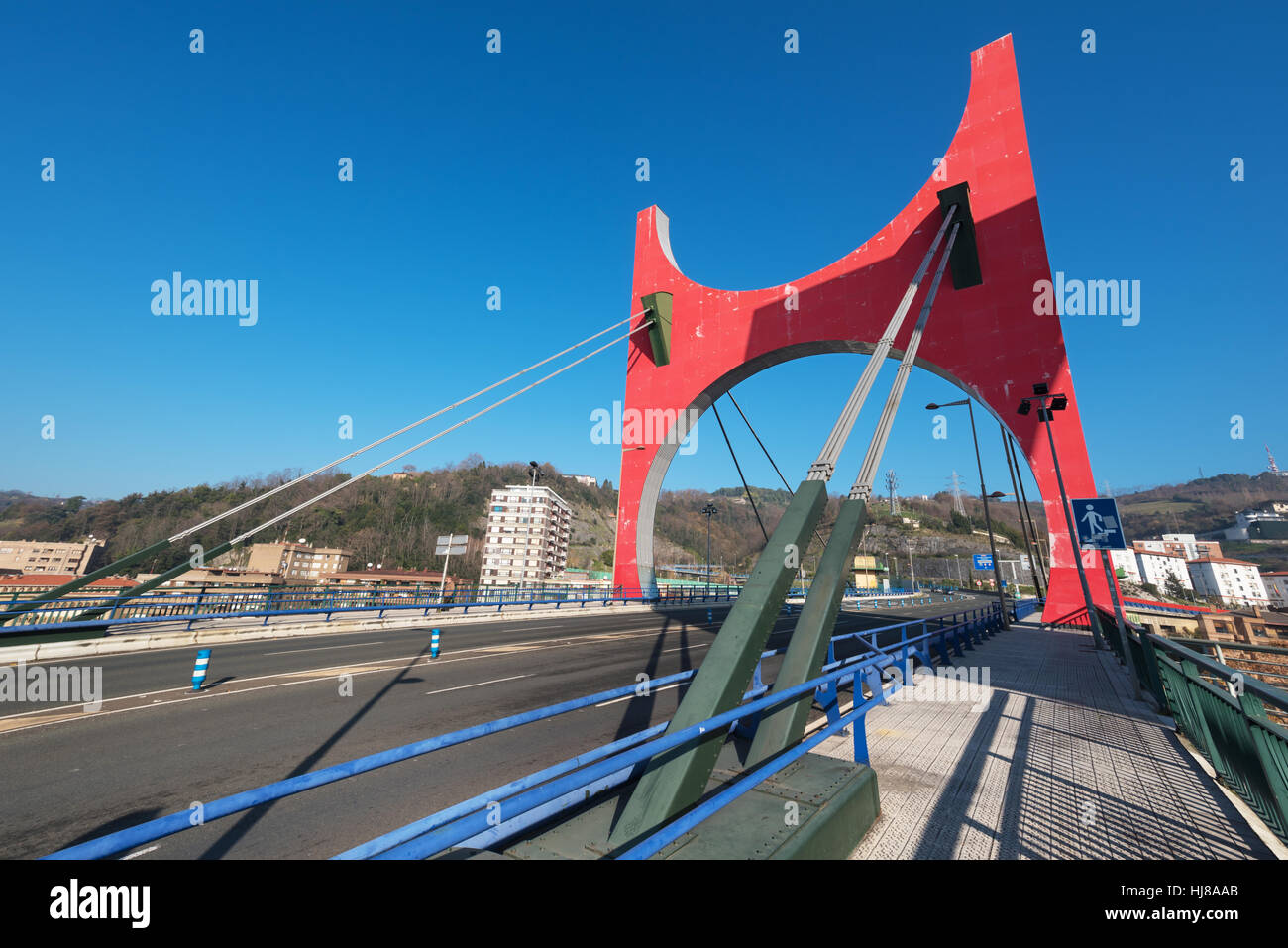 Stadtbild Bilbao, moderne Brücke über den Fluss Nervion, Bilbao, Spanien. Stockfoto