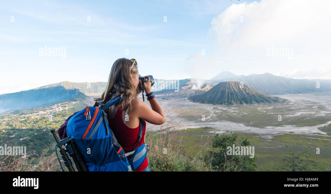 Touristen mit Kamera, Rauchen Vulkan Gunung Bromo Mount Batok vorne Mt. Kursi hinten Mt. Gunung Semeru, Bromo Tengger Stockfoto