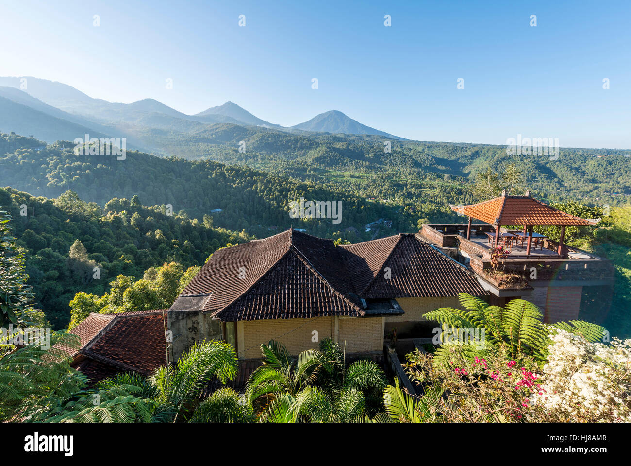 Mit Blick auf Dächer und Hügel, Munduk, Bali, Indonesien Stockfoto