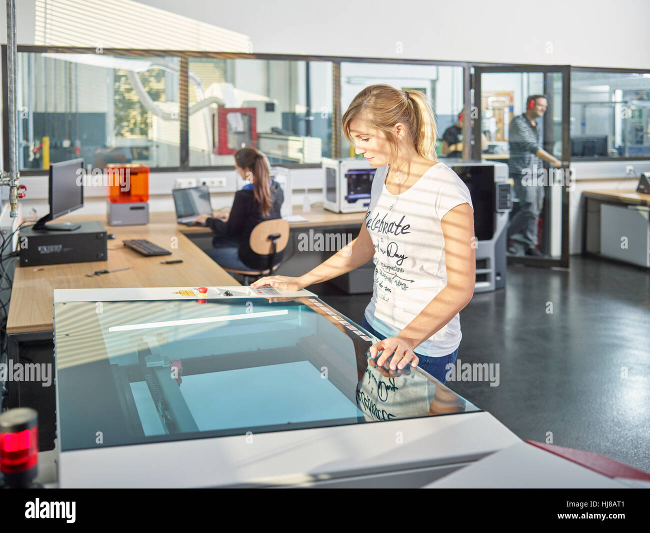 Frau im Workshop mit Laser-Cutter, Österreich Stockfoto