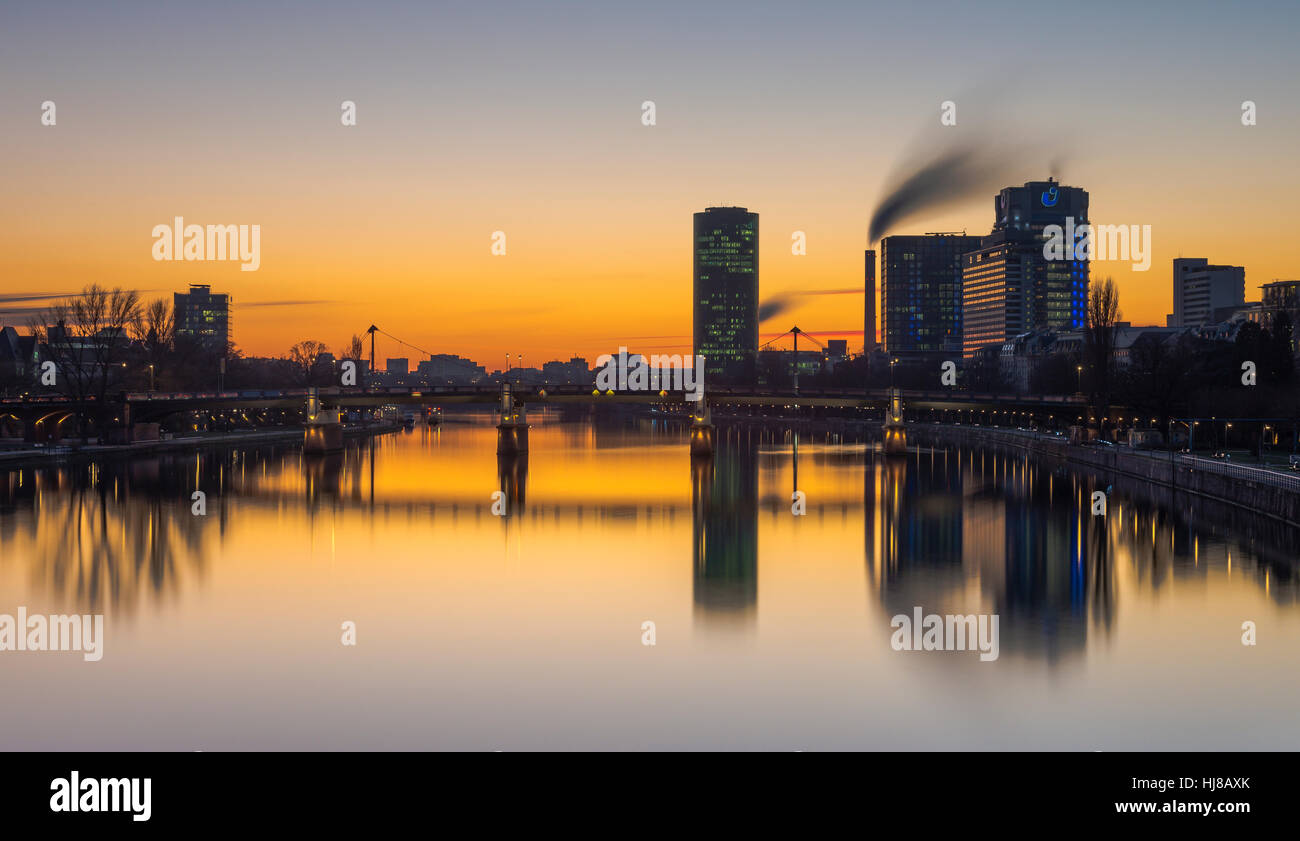 Westhafen Tower, Union Investment Wolkenkratzer, Untermainbrücke, Sonnenuntergang, Frankfurt, Hessen, Deutschland Stockfoto