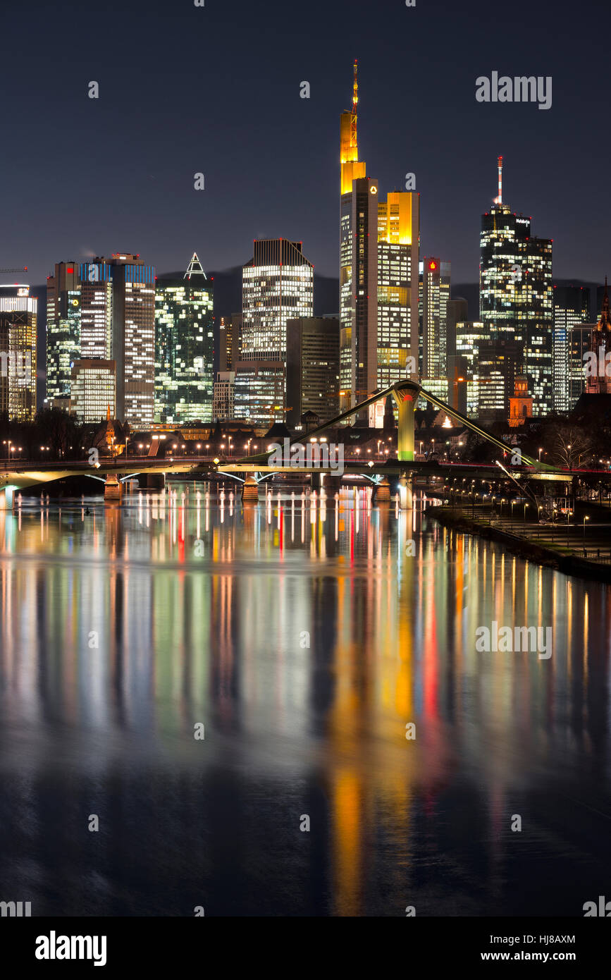 Skyline bei Dämmerung, hell erleuchteten, blaue Stunde, Reflexion, Deutschherrnbrücke, Frankfurt, Hessen, Deutschland Stockfoto