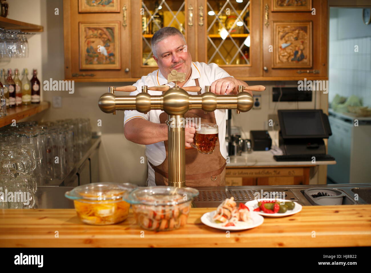 Gastwirt, Kellner, Verzicht auf Bier, Pub, Zapfanlage, Karlovy Vary, Tschechische Republik Stockfoto