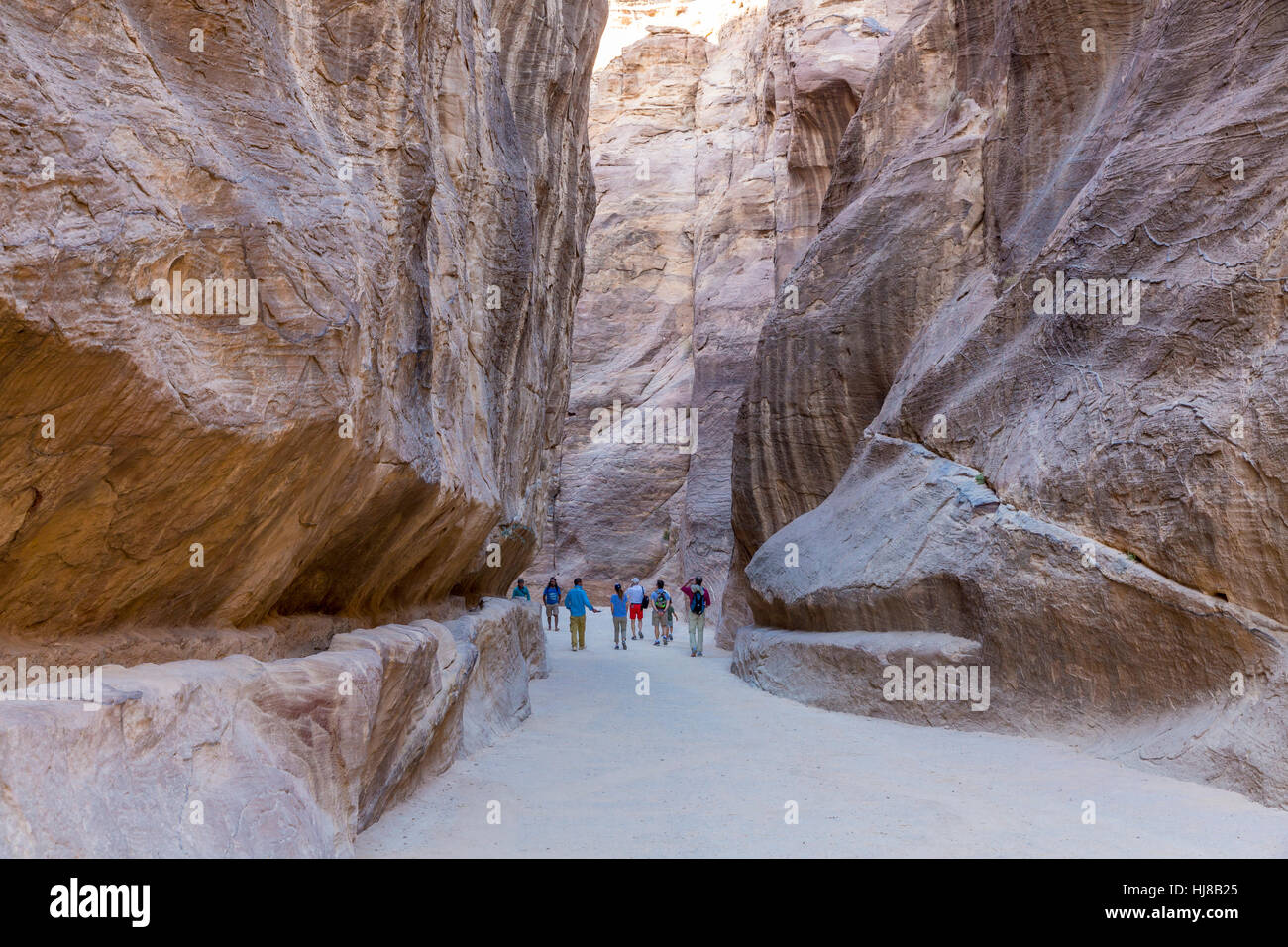 Touristen in der felsigen Schlucht Siq al-Siq, verlassene Stadt Petra, Jordanien Stockfoto