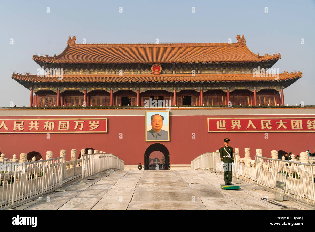 Gardist vor Porträt von Mao Zedong, Tor des himmlischen Friedens, Peking, China Stockfoto