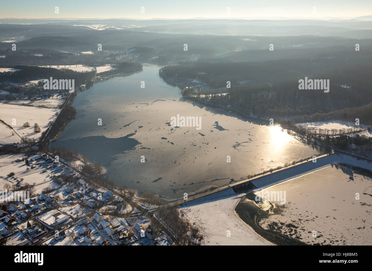 Östlichen Teil des Sees Möhnesee, Winterwetter, Niedrigwasser am Möhnesee, Sauerland, Ruhr Area, North Rhine-Westphalia, Germany, Stockfoto