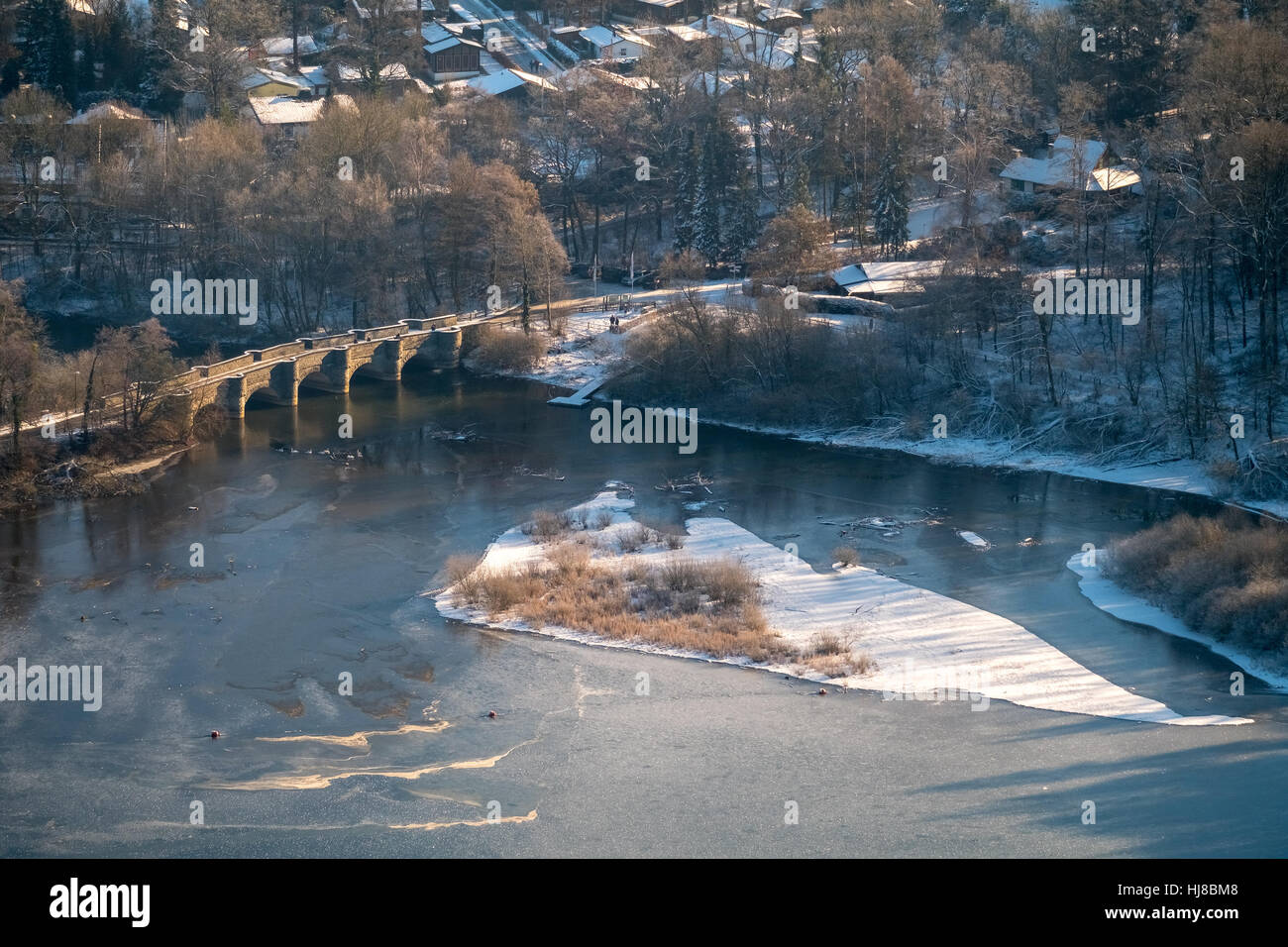 Östlichen Teil des Sees Möhnesee, Eis auf dem See, Winterwetter, Niedrigwasser am Möhnesee, Sauerland, Ruhrgebiet, Stockfoto
