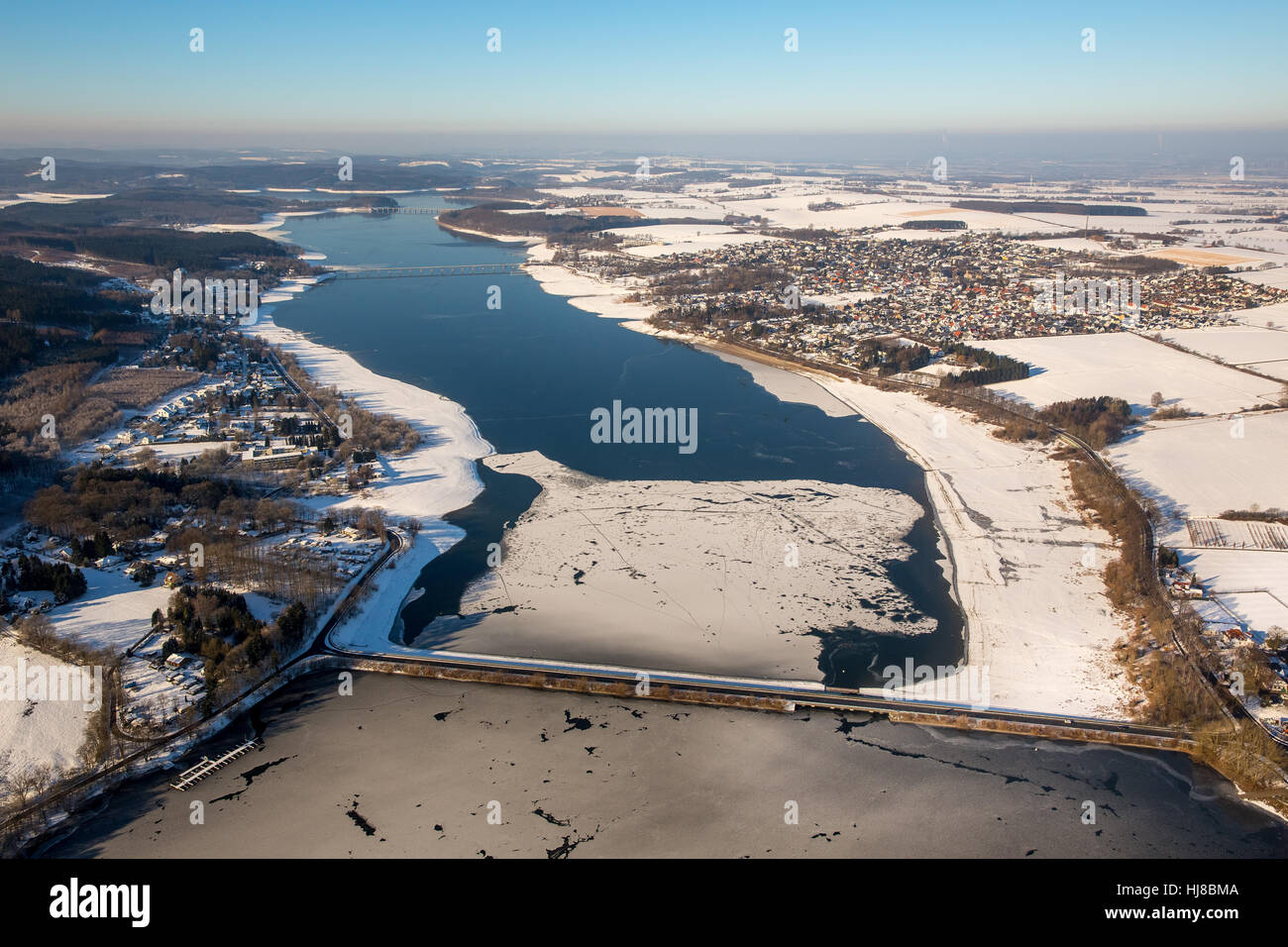Östlichen Teil der Möhnesee Lake, Winterwetter, Niedrigwasser am Möhnesee, Sauerland, Schnee, Ruhrgebiet, Nordrhein-Westfalen Stockfoto