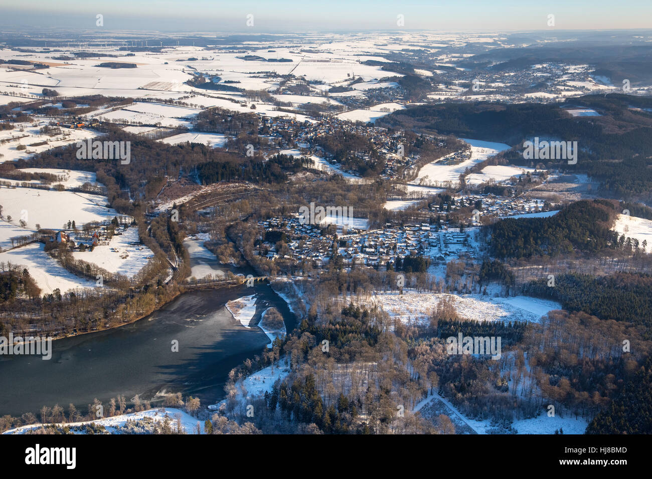 Östlichen Teil des Sees Möhnesee, Eis auf dem See, Winterwetter, Niedrigwasser am Möhnesee, Sauerland, Ruhrgebiet, Stockfoto