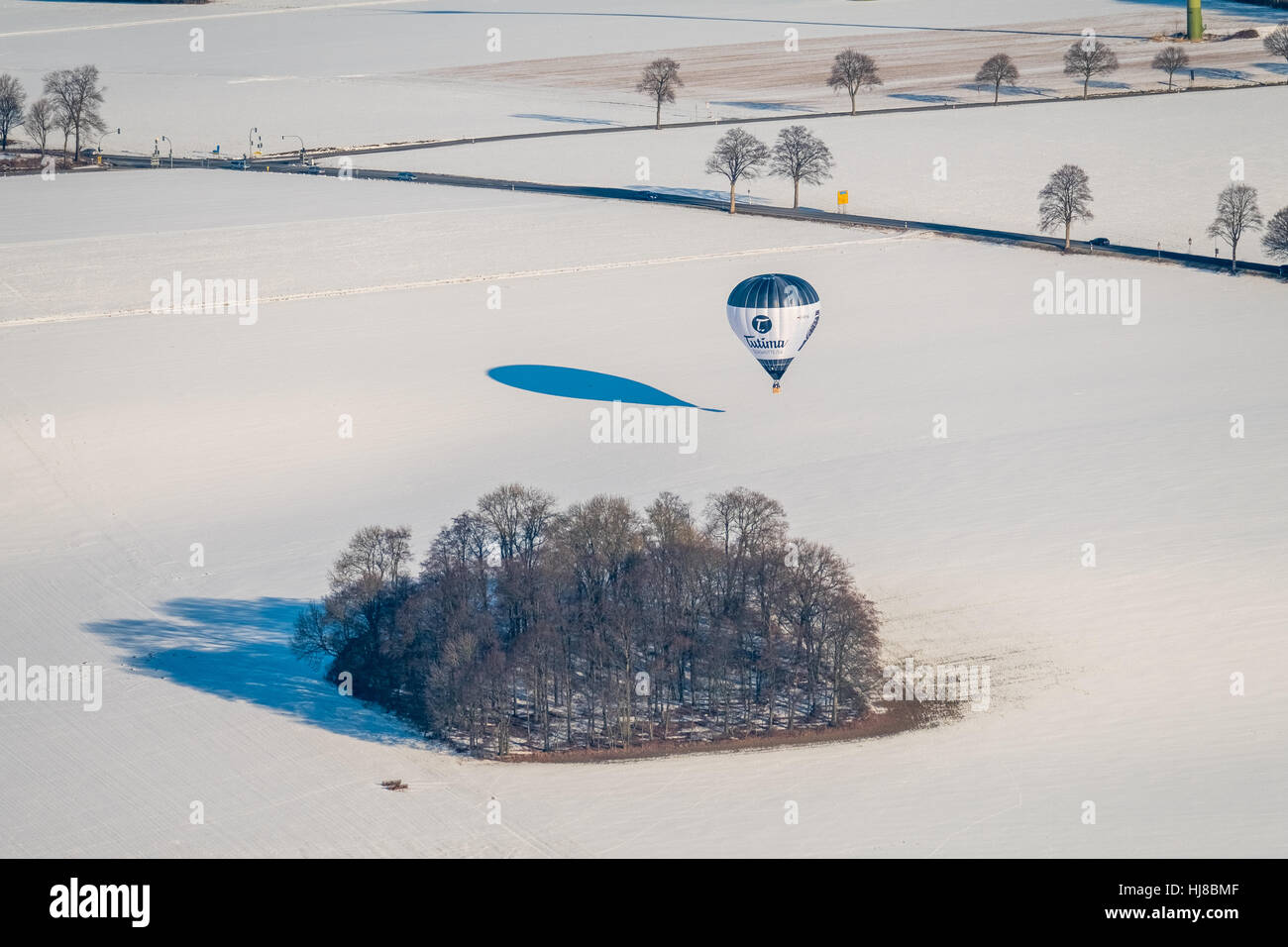 Heißluftballon Tutima D-OTGL bei der Landung auf einer Schneefläche, Winterwetter, Niedrigwasser am Möhnesee See, Sauerland, Ruhrgebiet, Stockfoto