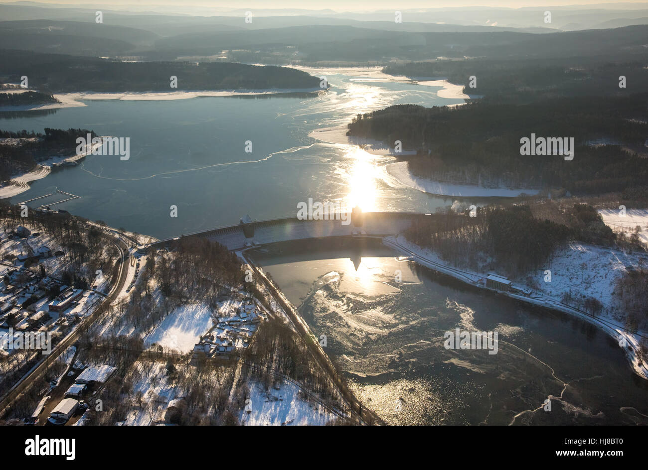 Stockum mit ADAC Campingplatz, Winterwetter, Schnee, Niedrigwasser am Möhnesee, Sauerland, Ruhr und Umgebung, Nordrhein-Westfalen, Deutschland Stockfoto