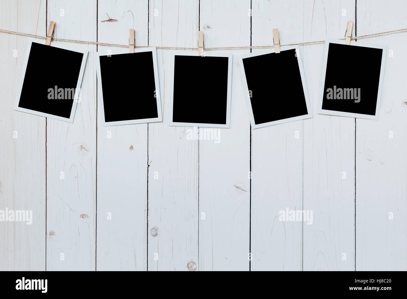 fünf Foto-Frame leer hängen Holzbrett Hintergrund. Stockfoto