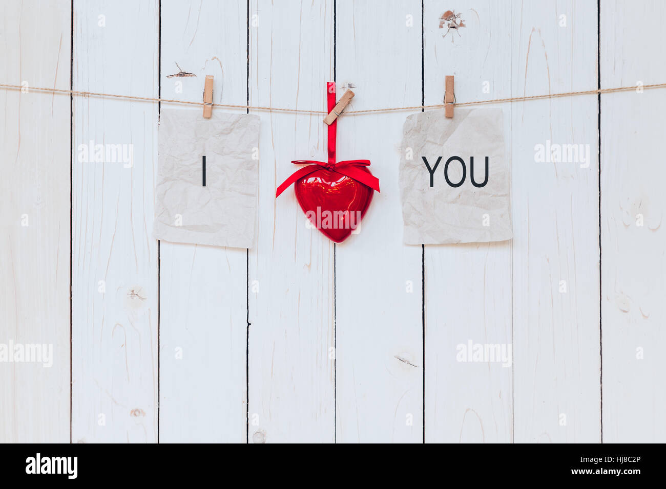 Rotes Herz und alt Papier mit Text ich liebe dich Holz weißen Hintergrund auf die Wäscheleine hängen. Stockfoto