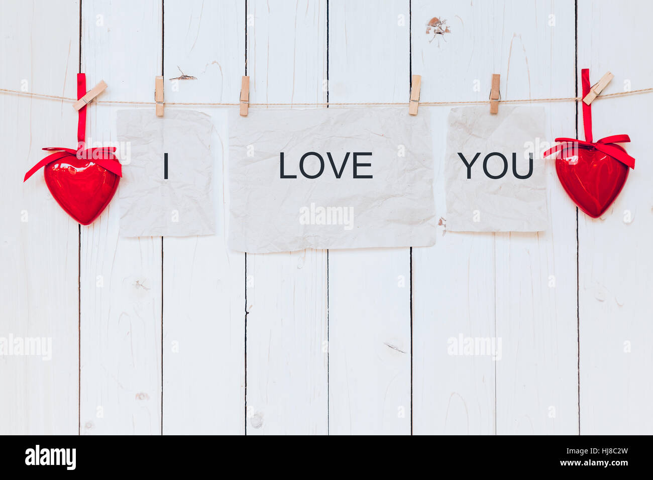 Rotes Herz und alt Papier mit Text ich liebe dich Holz weißen Hintergrund auf die Wäscheleine hängen. Stockfoto