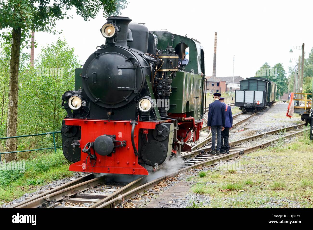 schwarz-grün-rot historische Lokomotive auf Punkte Stockfoto