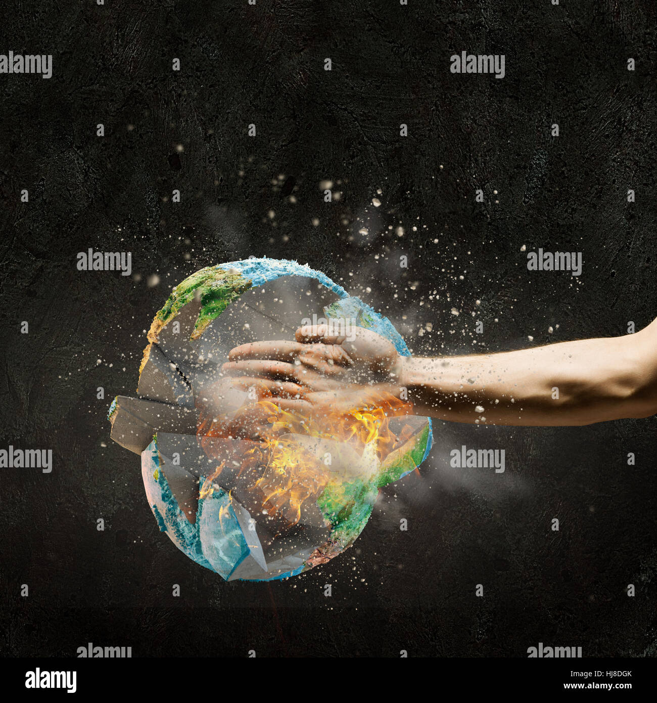 Schließen Sie herauf Bild der menschlichen Hand brechen Planeten Erde Stockfoto
