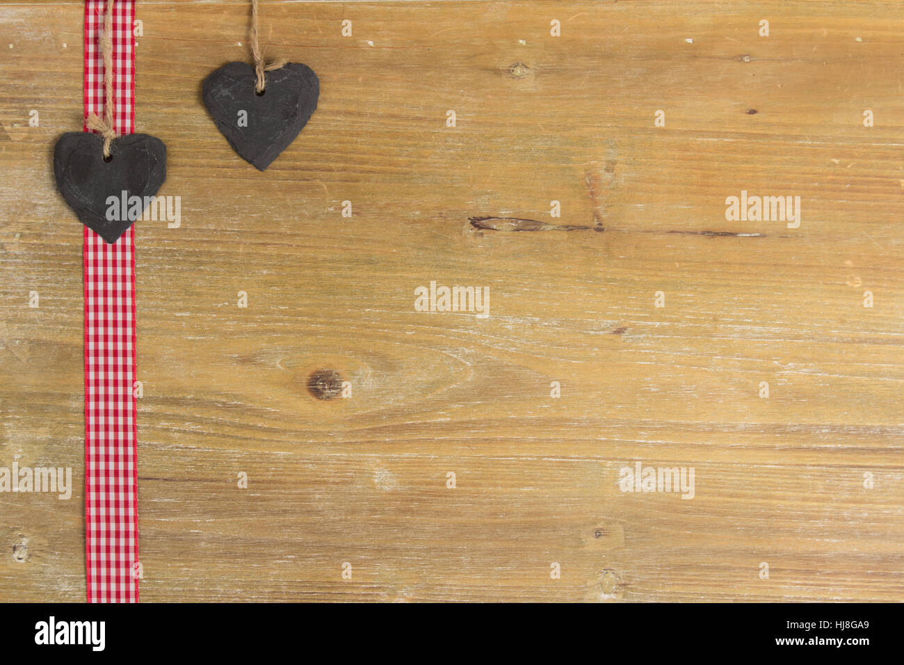 Herz aus Schiefer auf einer Holzplatte. Stockfoto