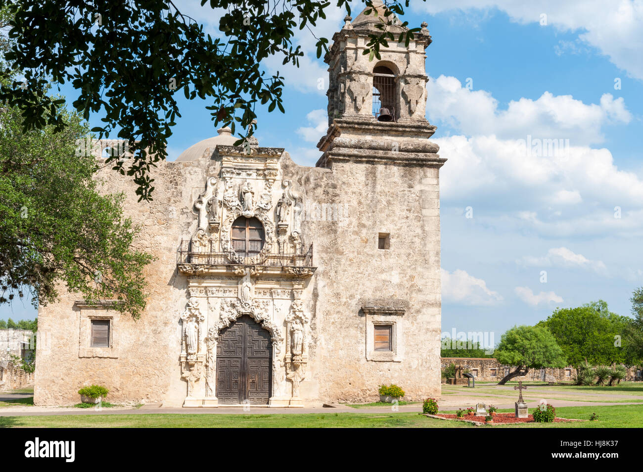 Fassade und formelle Gärten der Mission San Jose, San Antonio, Texas, USA Stockfoto