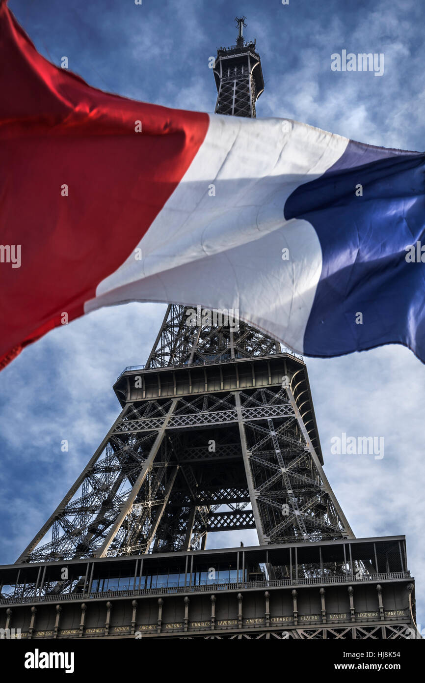 Französische Flagge vor dem Eiffelturm, Paris, Frankreich Stockfoto