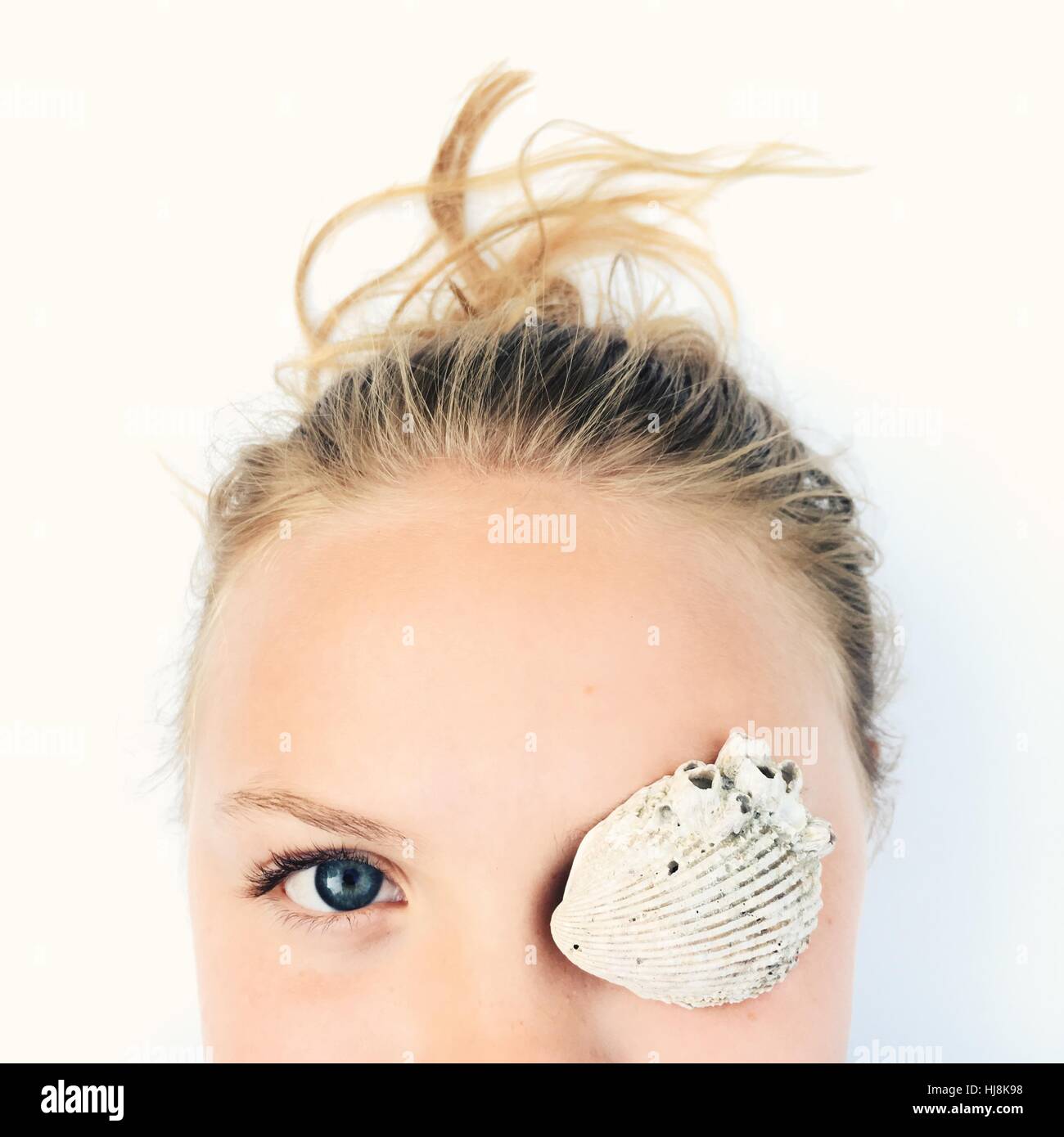 Porträt eines Mädchens mit einer Shell auf ihr Auge Stockfoto