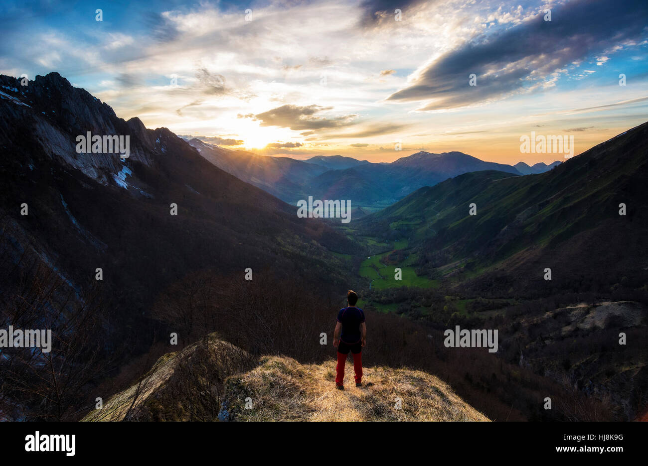 Mann in Berge bei Sonnenuntergang, Pyrenäen, Frankreich Stockfoto