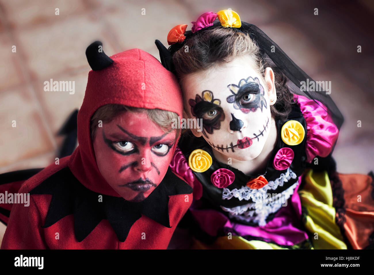 Jungen und Mädchen in Halloween Fancy Dress Kostüme Stockfoto