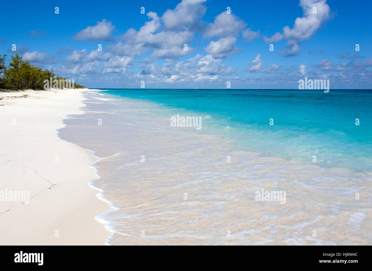 Die Aussicht auf ein leeres endloser Strand auf unbewohnten Insel in Half Moon Cay (Bahamas). Stockfoto