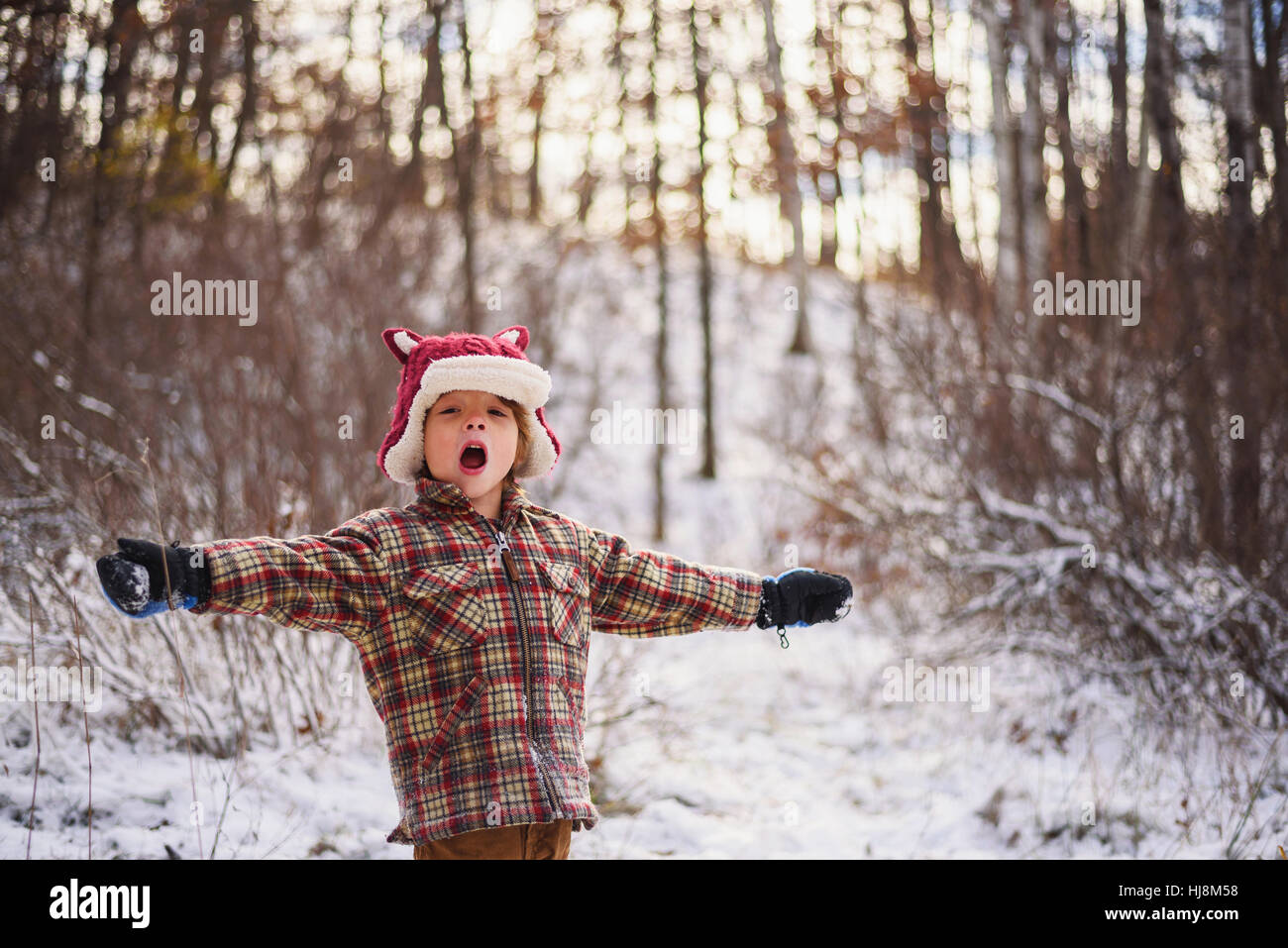 Portrait eines jungen im Schnee mit ausgestreckten Armen Stockfoto