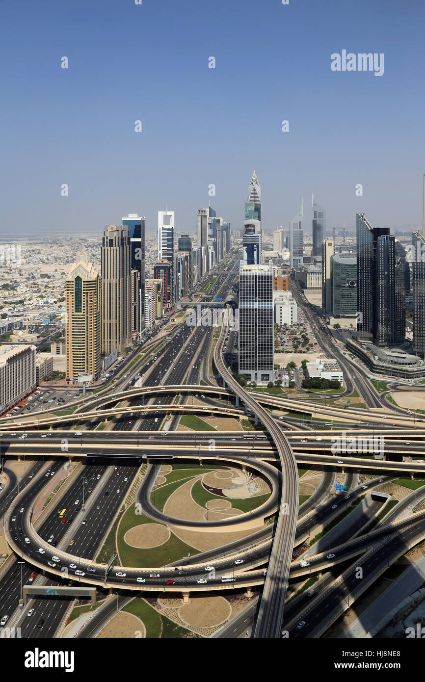 Luftbild von Wolkenkratzern und Autobahnen, Dubai, Vereinigte Arabische Emirate Stockfoto