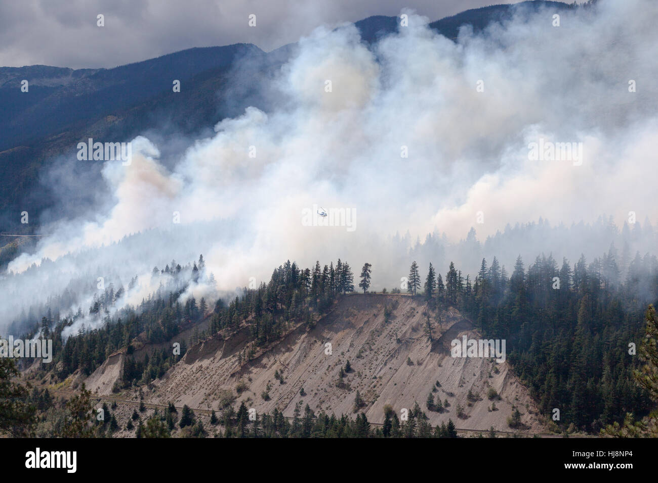 Hubschrauber fliegen über Waldbrand in Lytton, British Columbia, Kanada Stockfoto