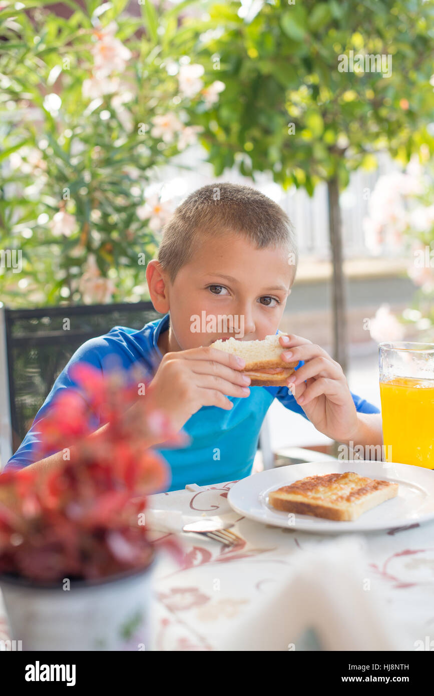 Junge im Urlaub ein Sandwich zu essen Stockfoto