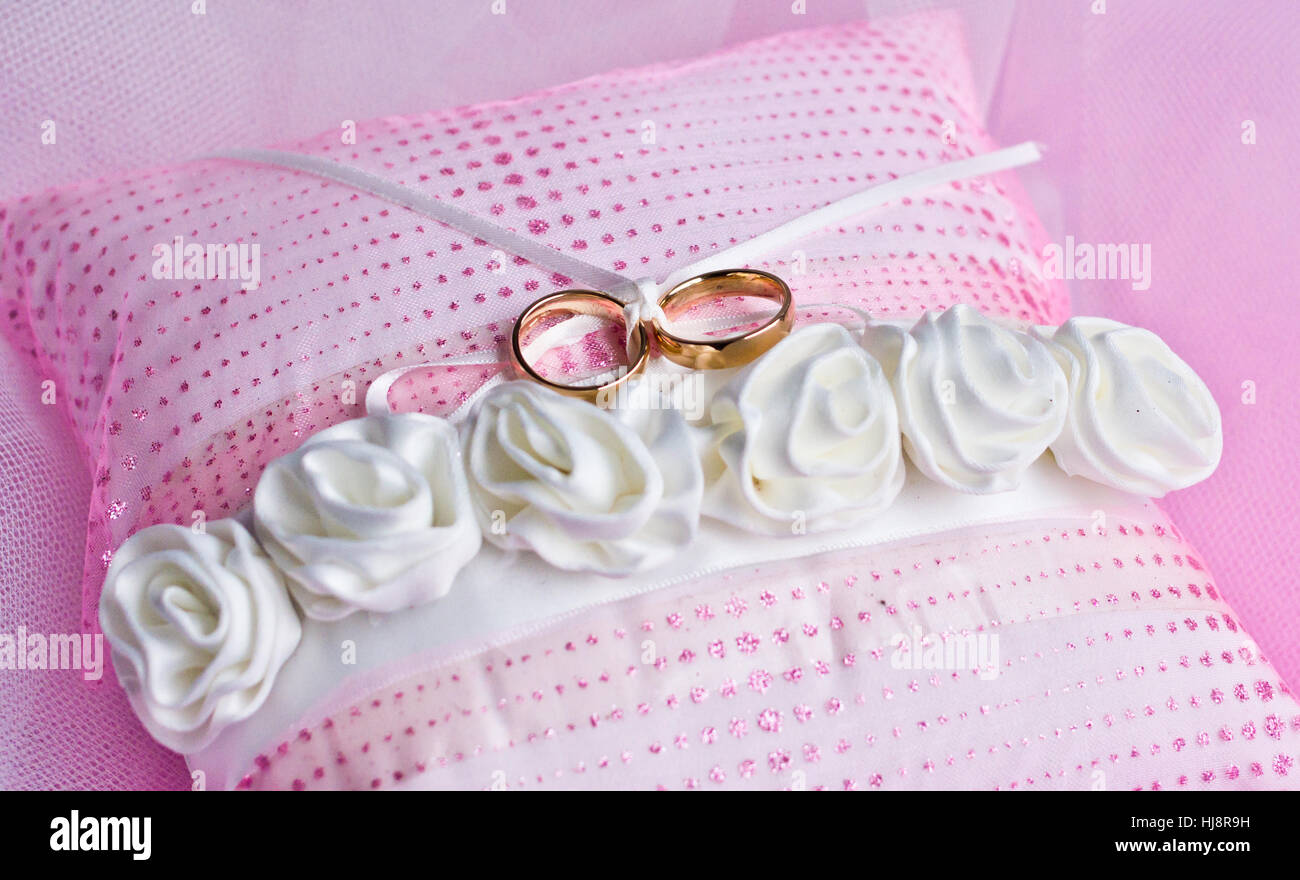 Zwei Trauringe auf einem Ringkissen Stockfoto