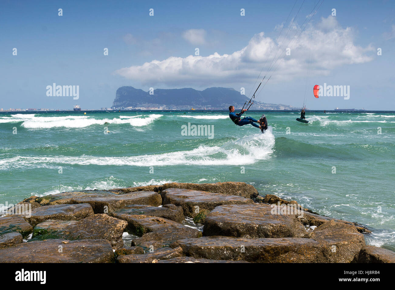 Kitesurfer Mitte Luft, Palmones Cádiz, Andalusien, Spanien Stockfoto