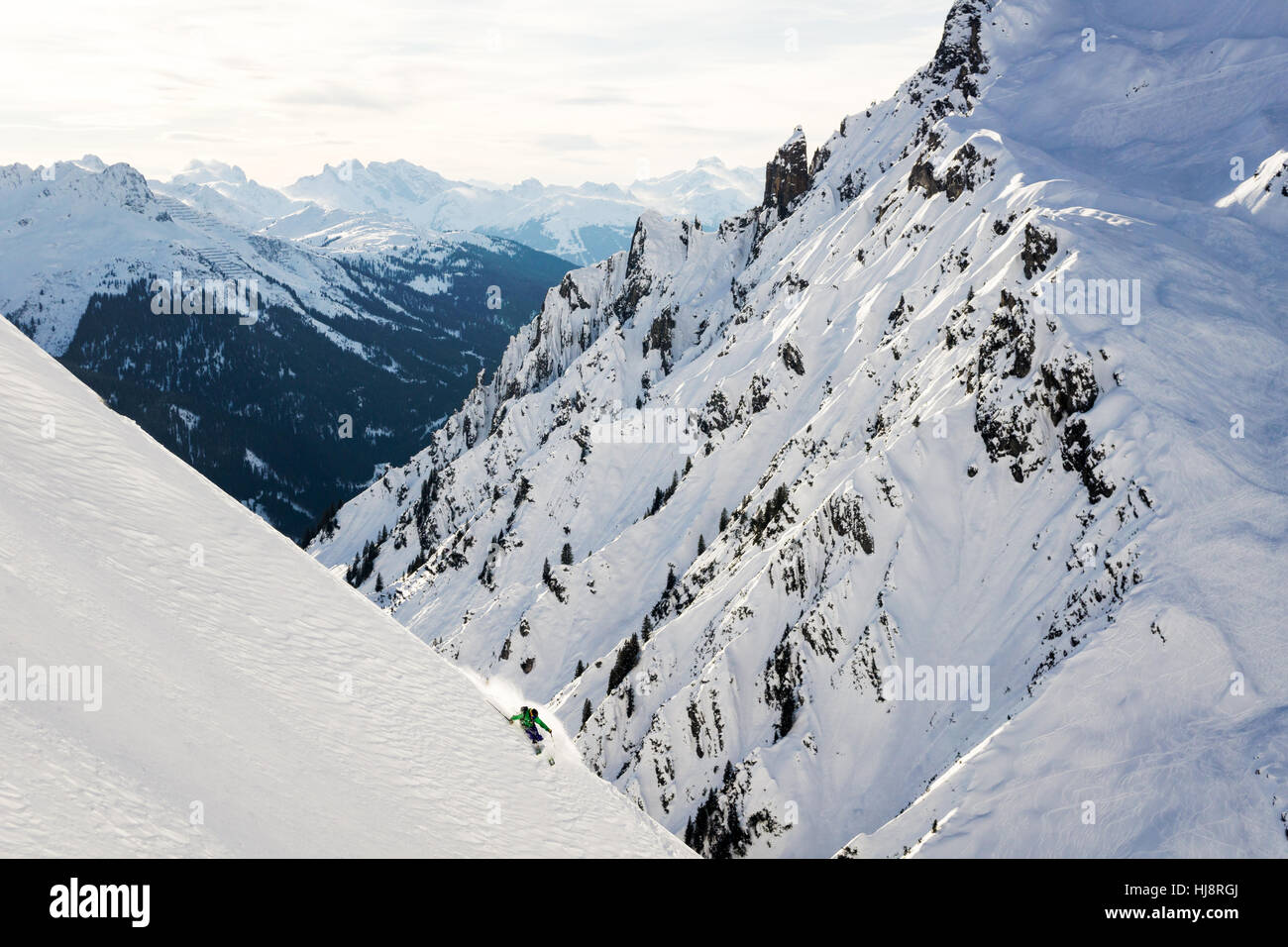 Mann, Ski, Arlberg, Vorarlberg, Österreich Stockfoto