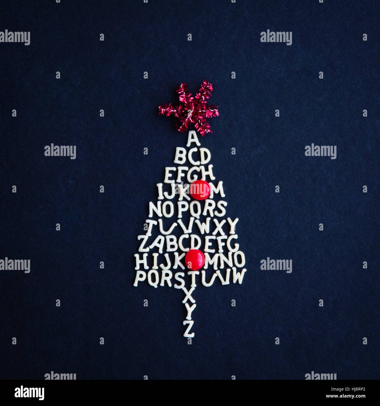Konzeptionelle Alphabet Weihnachtsbaum mit keine L Stockfoto