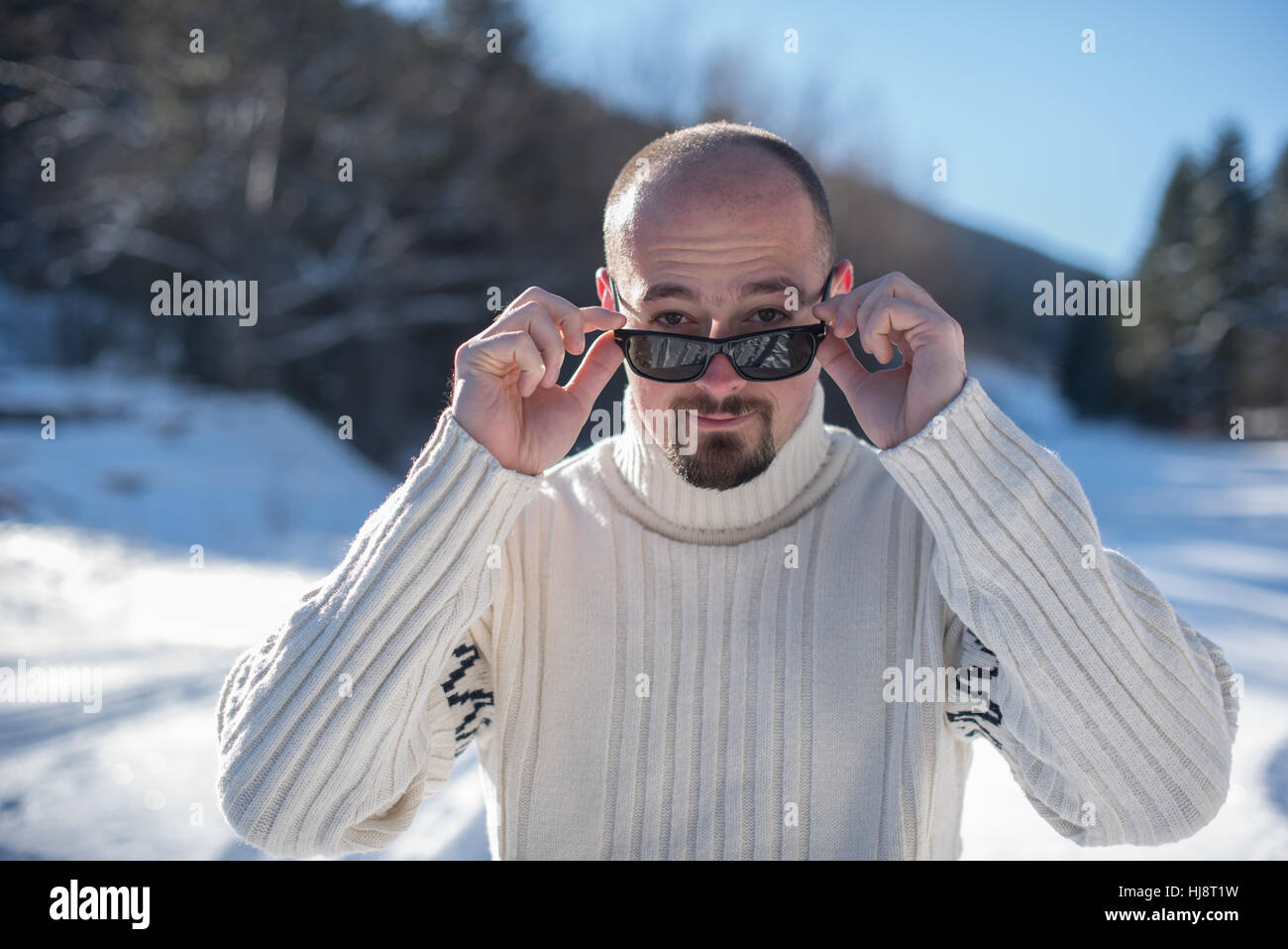 Porträt eines Mannes mit Blick auf die Spitze der seine Sonnenbrille Stockfoto