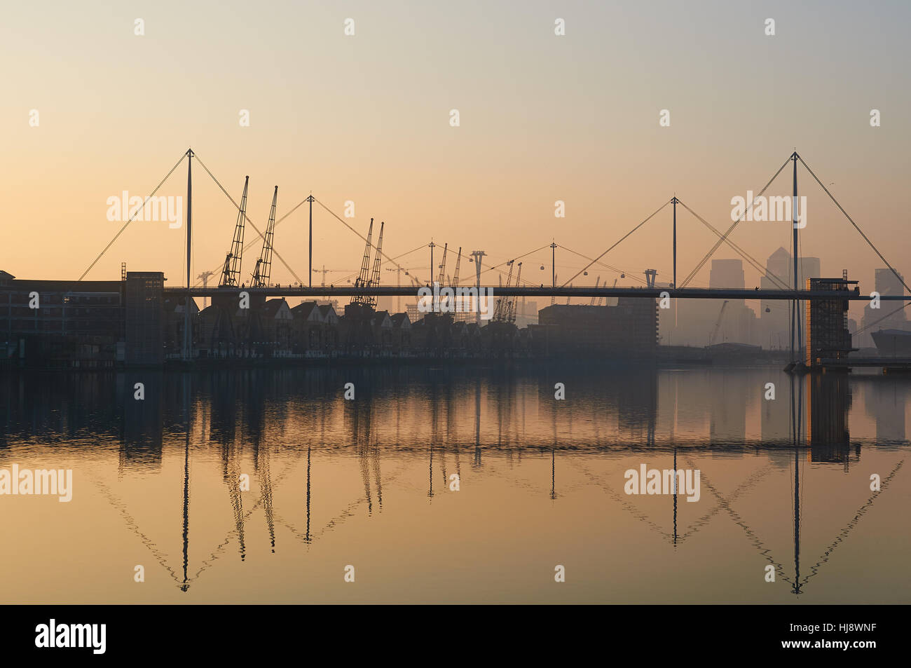Royal Victoria Bridge, am Royal Victoria Dock, London UK, in der Dämmerung Stockfoto