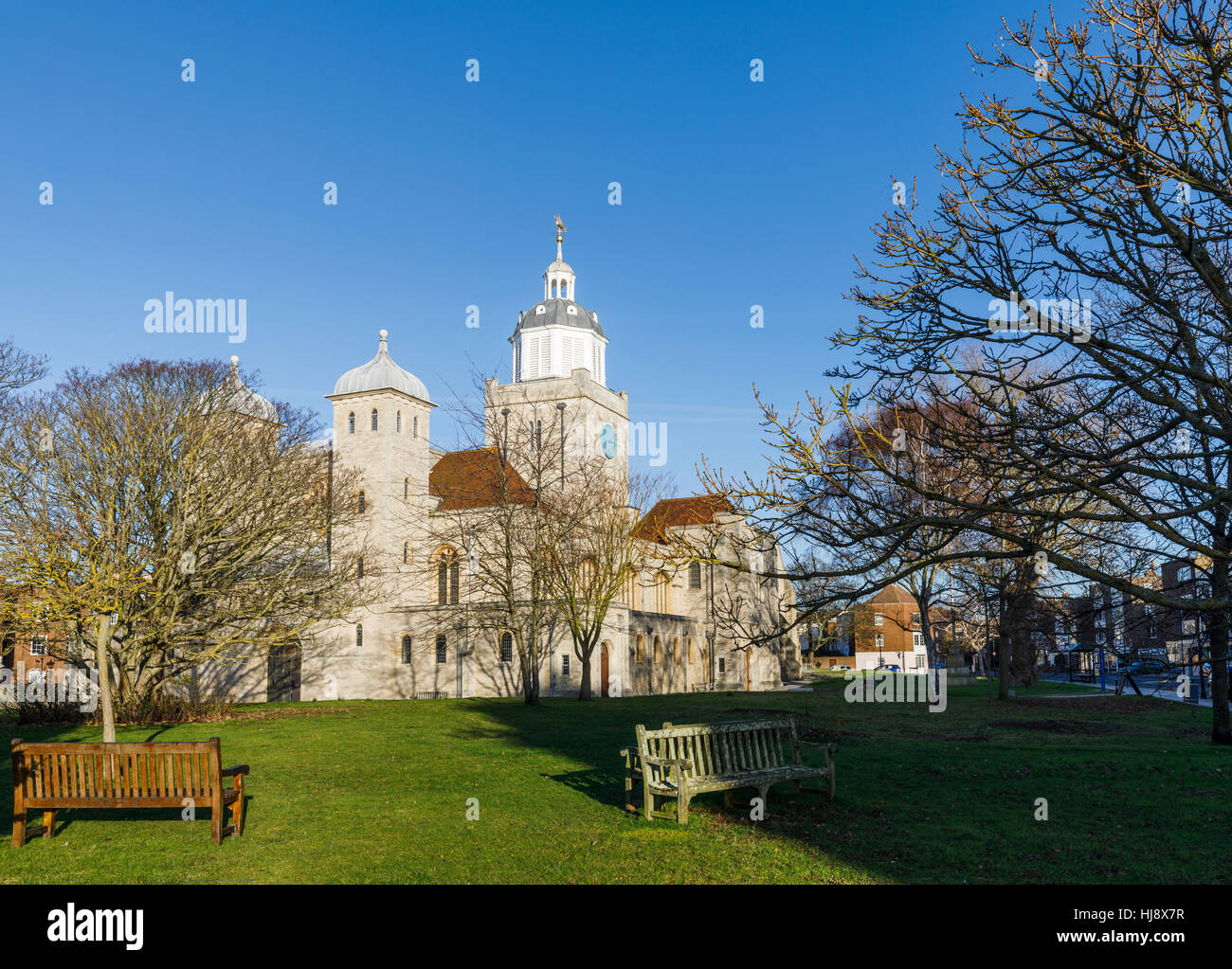 Kathedrale von Portsmouth, St. Thomas Kirche, Portsmouth, Hampshire, Südengland an einem sonnigen Tag mit strahlend blauem Himmel im winter Stockfoto