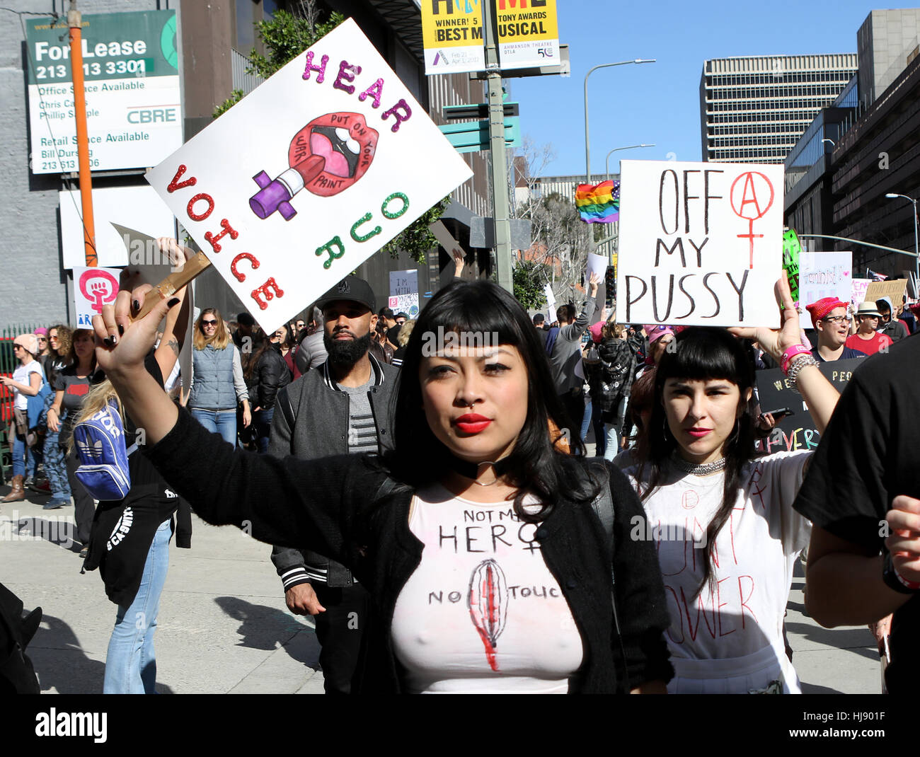 Frauen halten schildern, wie sie in der Frauen März in Los Angeles, Kalifornien 21. Januar 2017 zu beteiligen. Stockfoto