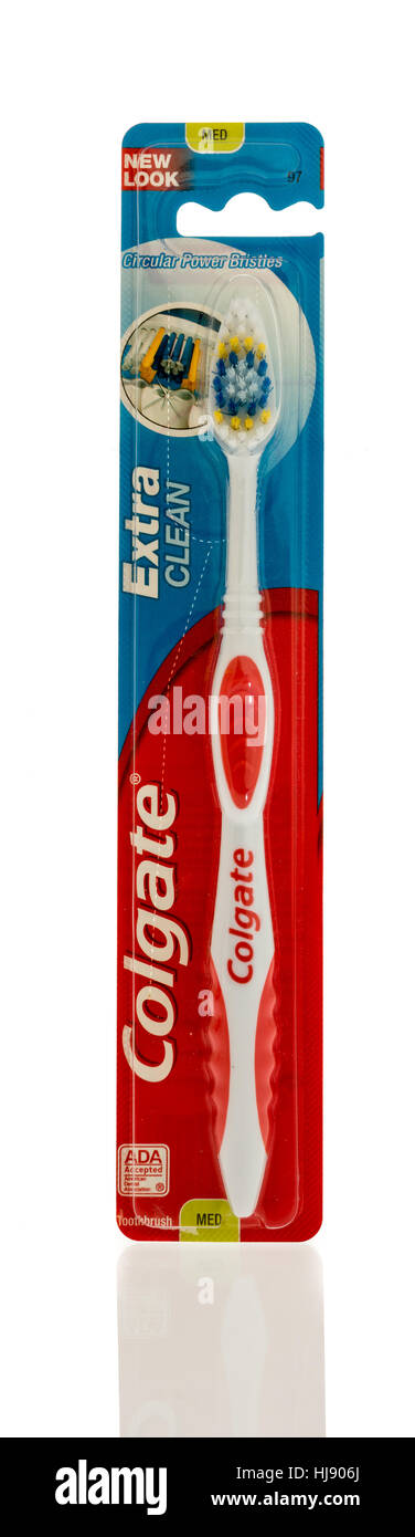 Winneconne, Wisconsin-22 Januar 2017: Paket von einem Colgatetooth Pinsel auf einem isolierten Hintergrund. Stockfoto