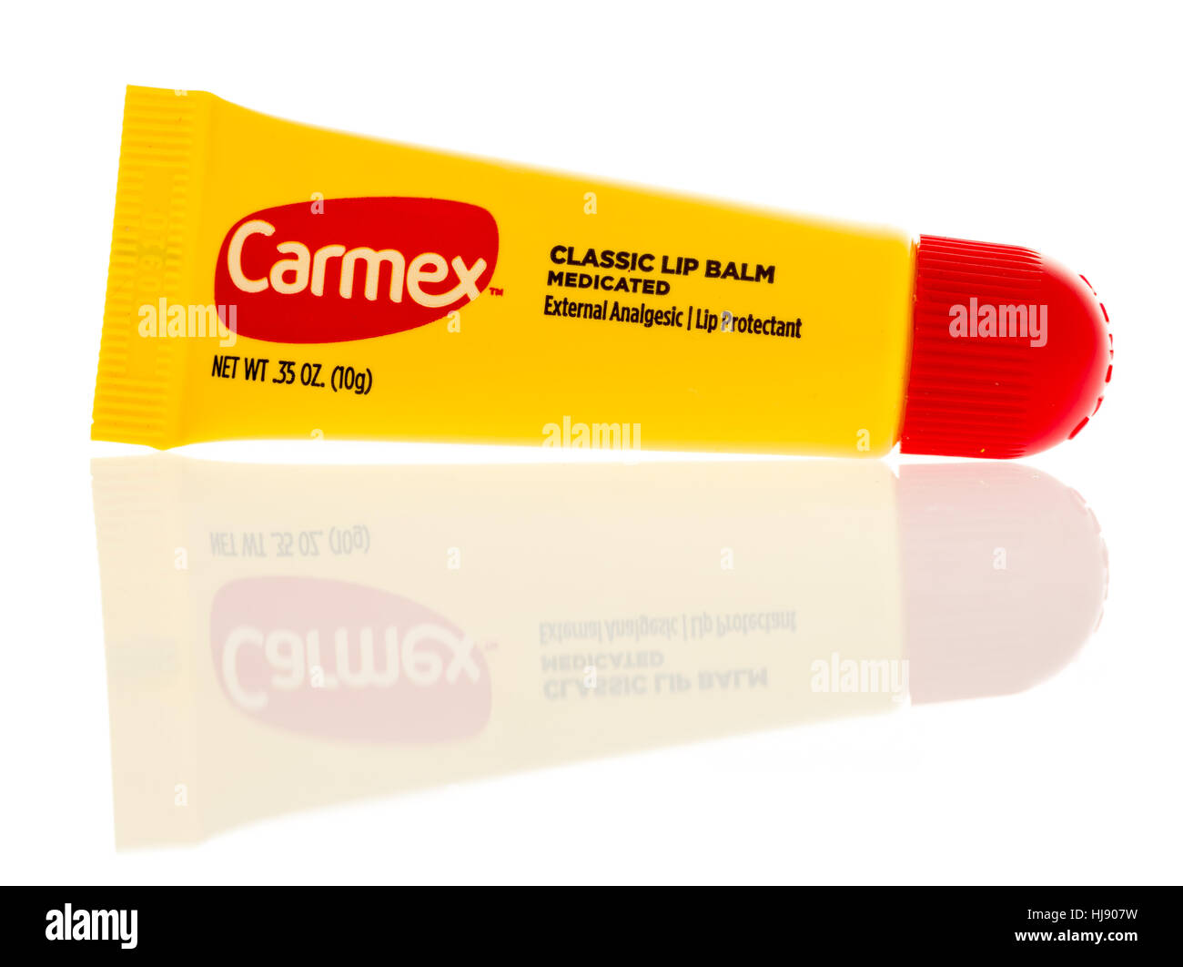 Winneconne, Wisconsin-22 Januar 2017: Tube von Carmex classic Lippenbalsam auf eine isolierte Hintergrund. Stockfoto