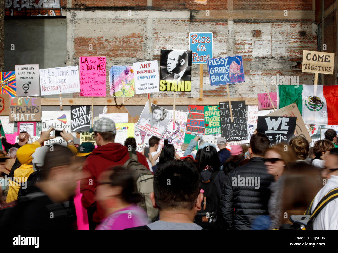 Zeichen umfassen eine Wand entlang Hill St. Marsch der Frauen in Los Angeles, Kalifornien. Stockfoto