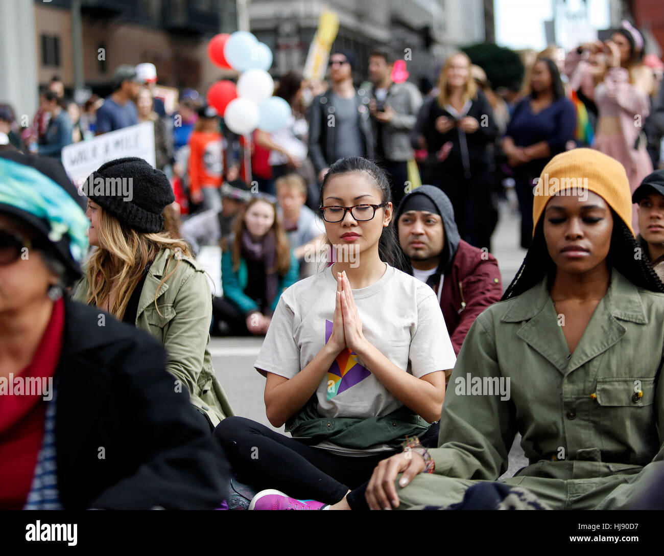 Frauen nehmen einen Moment an der Ecke 5th und Hill Street während der Frauen März in Los Angeles, Kalifornien zu meditieren. Stockfoto