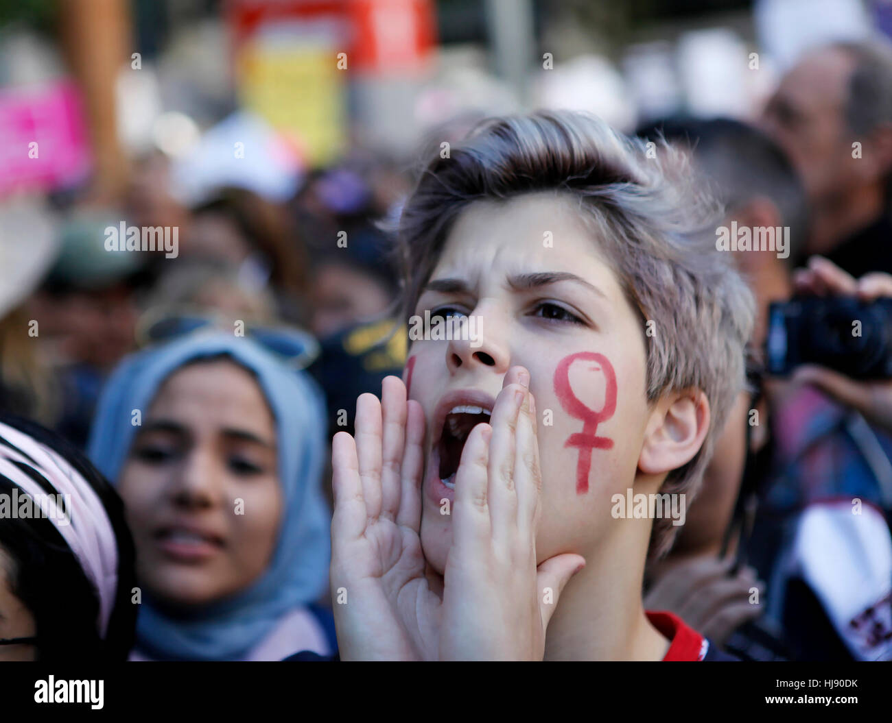 Eine Frau schreit zur Unterstützung eines Lautsprechers während der Frauen März in Los Angeles, Kalifornien 21. Januar 2017. Stockfoto