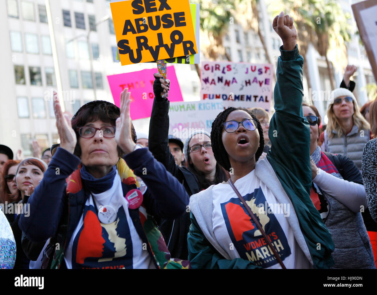 Frauen schreien zur Unterstützung eines Lautsprechers während der Frauen März in Los Angeles, Kalifornien, 21. Januar 2017. Stockfoto