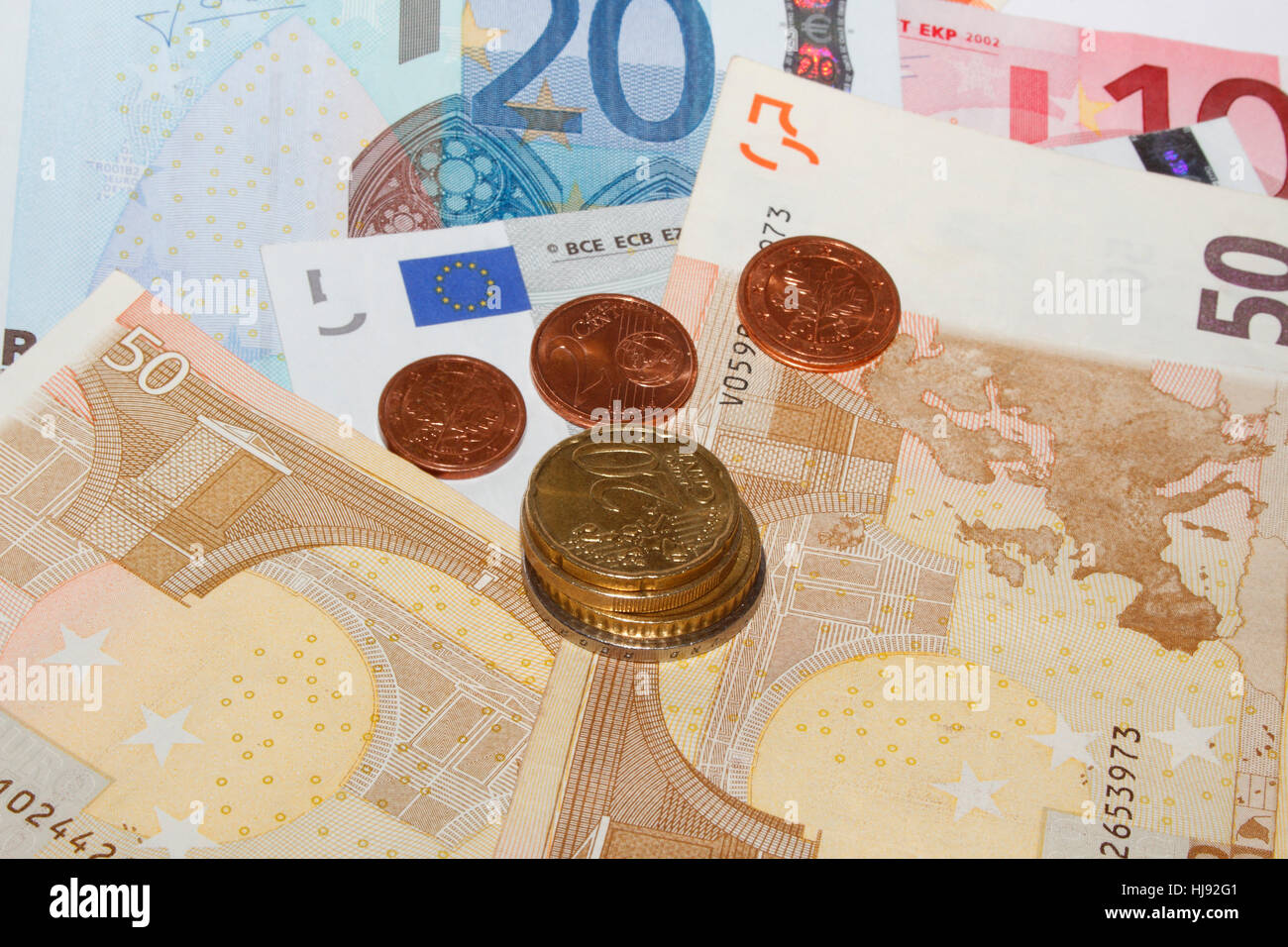 Euro-Münzen in Euro-Banknoten Stockfoto